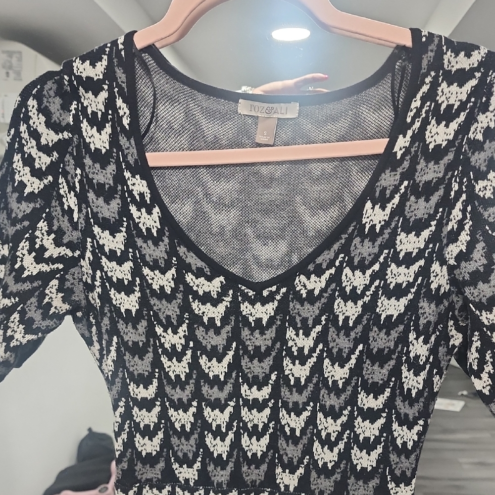 Roz & Ali Black and White Patterned V-Neck Fit N Flare Dress